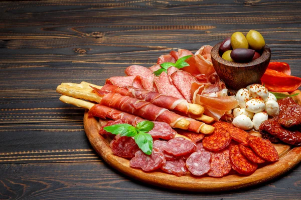 Блюдо из мяса и сыра с колбасой, чоризо, пармой и моцареллой — стоковое фото