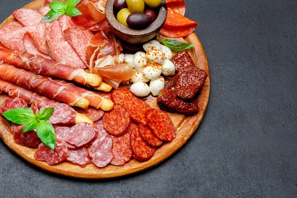 Prato de carne e queijo com salsicha de salame, chouriço, parma e mussarela — Fotografia de Stock