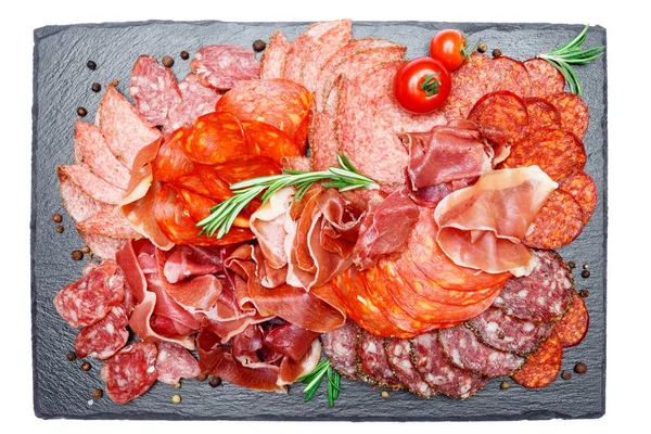 Vari tipi di salumi biologici secchi e parma su sfondo bianco — Foto Stock