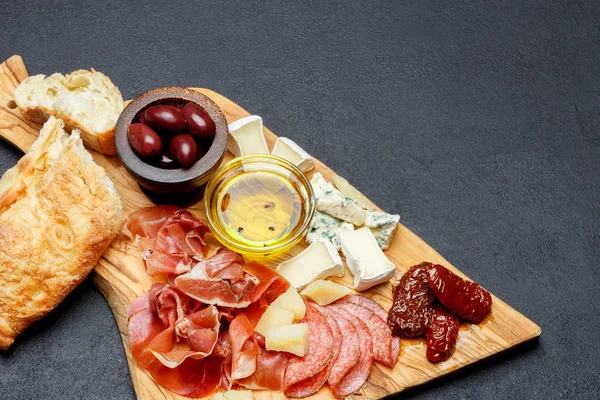 Vlees en kaas plaat met salami worst, chorizo, parma en brie kaas — Stockfoto