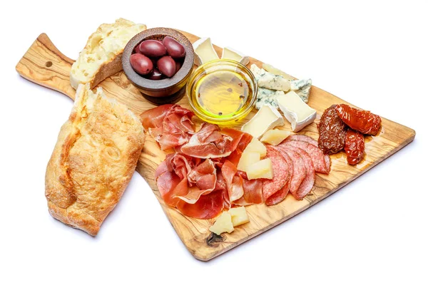 Prato de carne e queijo com salsicha de salame, chouriço, parma e queijo brie — Fotografia de Stock