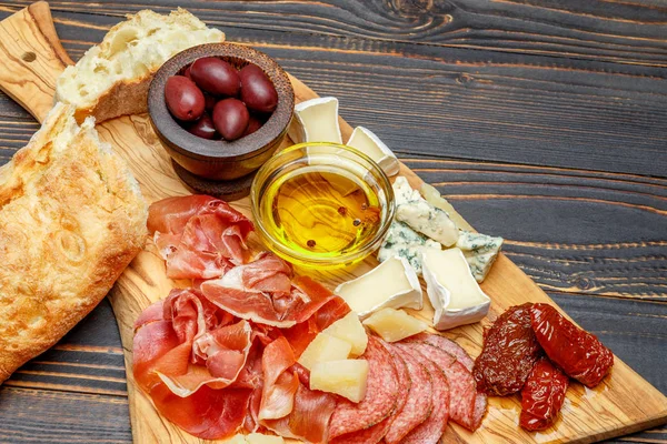 Prato de carne e queijo com salsicha de salame, chouriço, parma e queijo brie — Fotografia de Stock