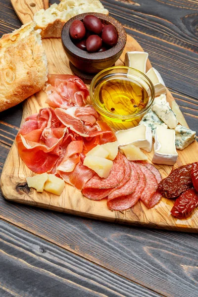 Prato de carne e queijo com salsicha de salame, chouriço, parma e queijo brie — Fotografia de Stock
