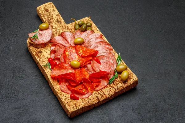 Placa de carne fria com salame e chouriço em placa de madeira de cortiça — Fotografia de Stock