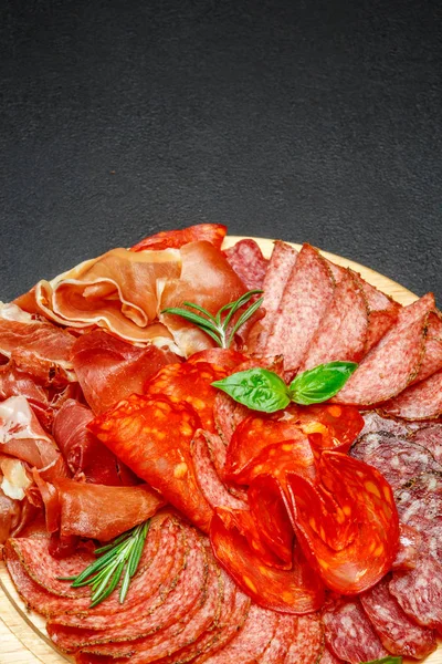 Piatto di carne fredda con salame e salsiccia chorizo su tavola di legno — Foto Stock