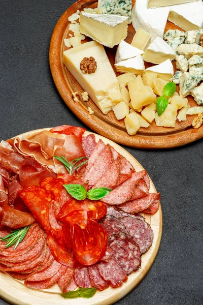 Prato de queijo de carne fria com salame chouriço e vários tipos de queijo — Fotografia de Stock