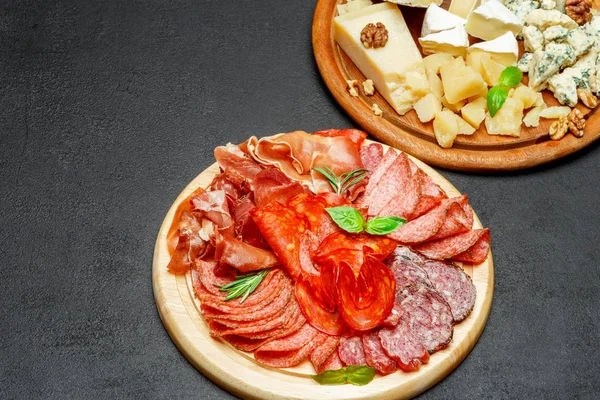 Placa de queso de carne fría con chorizo de salami y varios tipos de queso — Foto de Stock