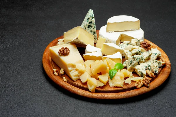 チーズ プレートとチーズの盛り合わせカマンベール、ブリー、パルメザン チーズ、ヤギ — ストック写真