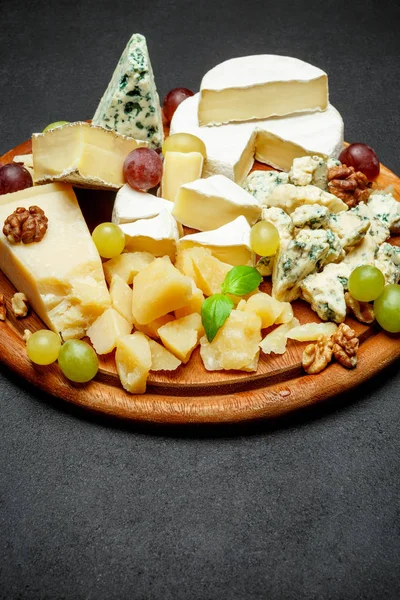Prato de queijo com queijos variados Camembert, Brie, queijo azul parmesão, cabra — Fotografia de Stock