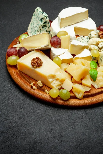 Assiette au fromage aux fromages variés Camembert, Brie, fromage bleu parmesan, chèvre — Photo