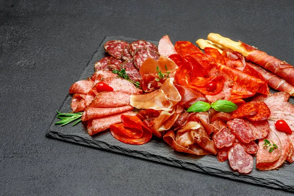 Piatto di carne fredda con salame e salsiccia chorizo e parma — Foto Stock