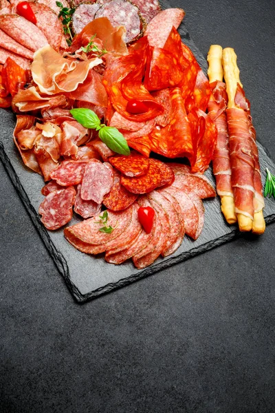 Piatto di carne fredda con salame e salsiccia chorizo e parma — Foto Stock