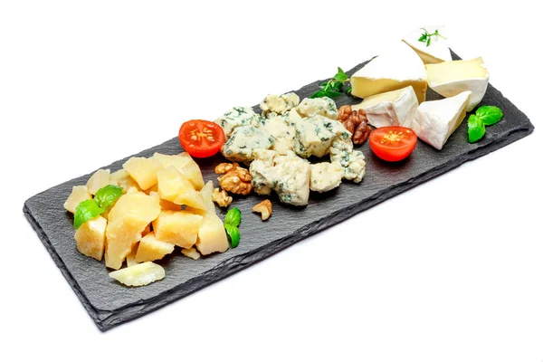 Prato de queijo com queijos variados Camembert, Brie, queijo azul parmesão — Fotografia de Stock
