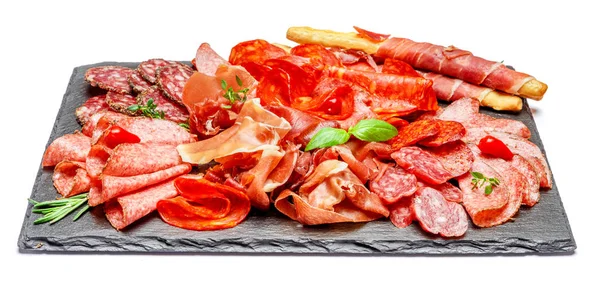 Placa de carne fria com salame e chouriço salsicha e parma — Fotografia de Stock