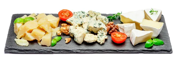Prato de queijo com queijos variados Camembert, Brie, queijo azul parmesão — Fotografia de Stock