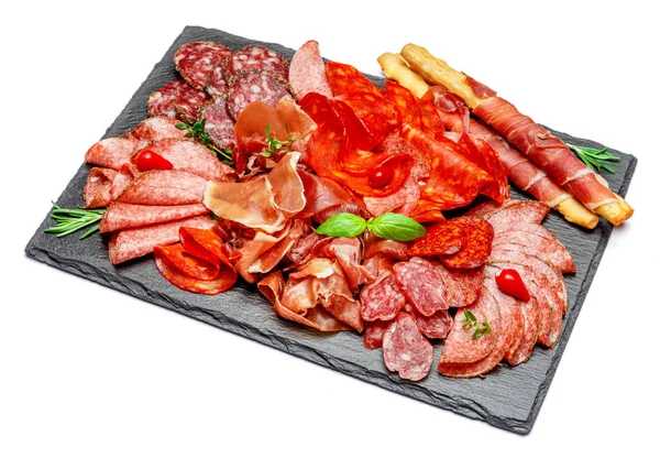 Placa de carne fria com salame e chouriço salsicha e parma — Fotografia de Stock