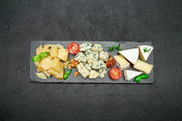 Cheese plate with Assorted cheeses Camembert, Brie, Parmesan blue cheese — Stock Photo, Image