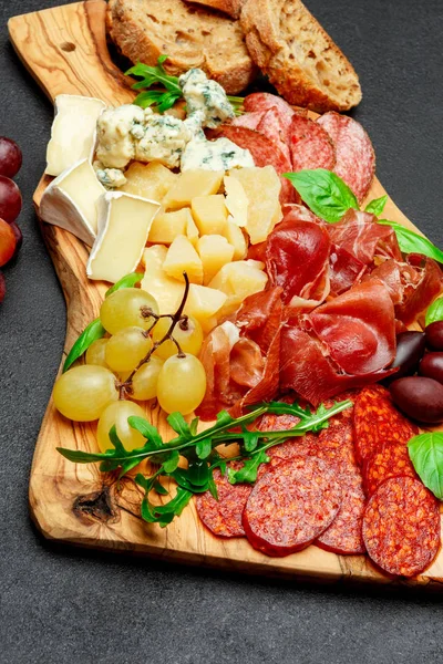 Prato de queijo de carne fria com salsicha de salame, presunto e queijo — Fotografia de Stock