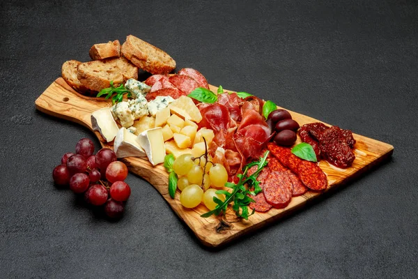 Assiette de fromage de viande froide avec saucisse de salami, prosciutto et fromage — Photo