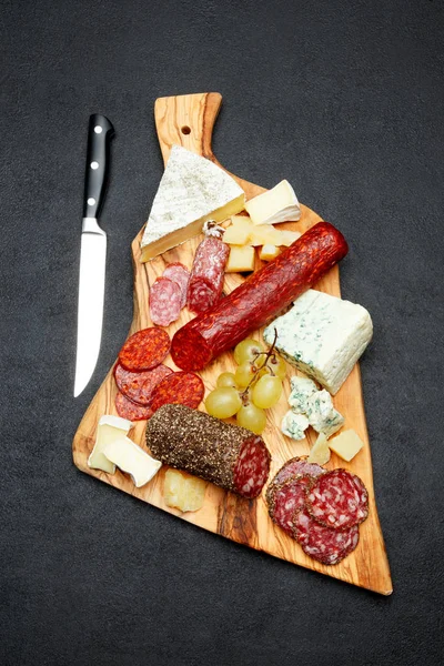 Vleeswaren kaas plaat met salami worst en kaas — Stockfoto