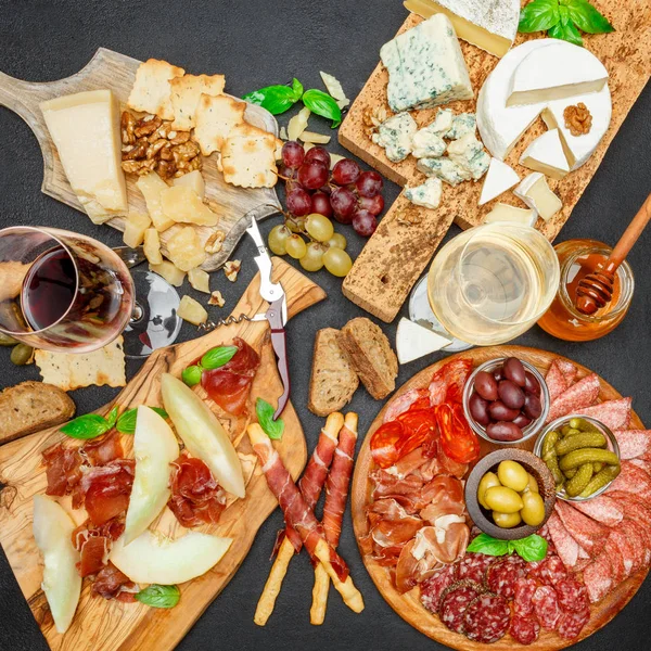 Felvágott sajttál, szalámit, chorizo kolbász, sonka, sajt és bor — Stock Fotó
