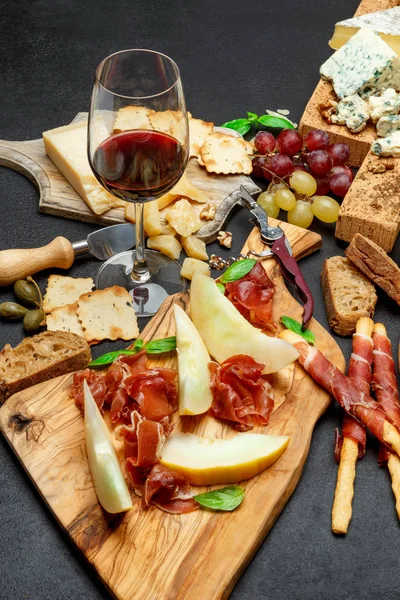 Felvágott sajttál, szalámit, chorizo kolbász, sonka, sajt és bor — Stock Fotó