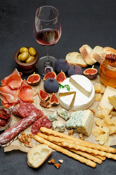 Diversos tipos de queso, carne, frutas y vino — Foto de Stock