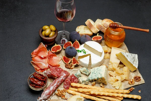 Vari tipi di formaggi, carni, frutta e vino — Foto Stock