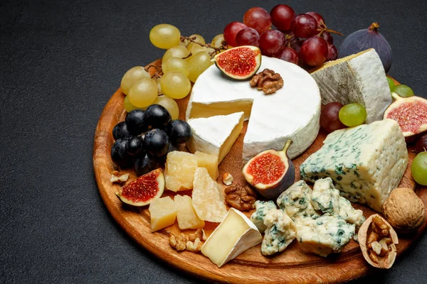Brânză Brie pe o placă de lemn cu smochine proaspete și struguri — Fotografie, imagine de stoc