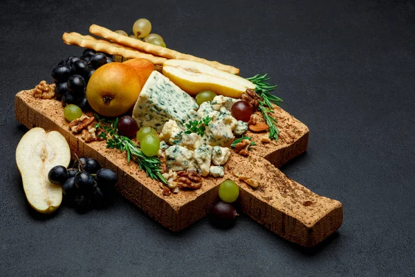 Peras e queijo em tábua de corte de madeira — Fotografia de Stock