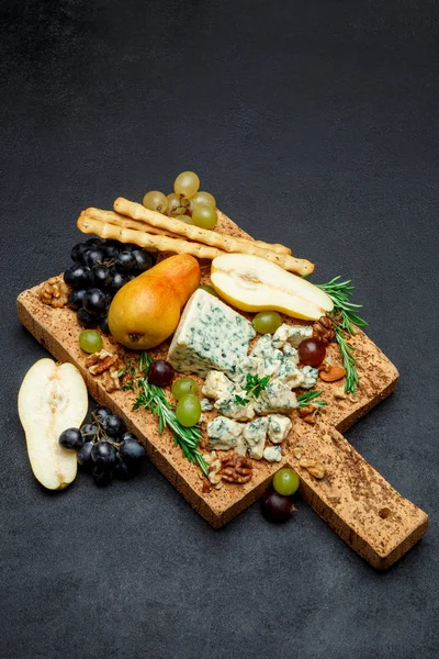 Peren en kaas op houten snijplank — Stockfoto