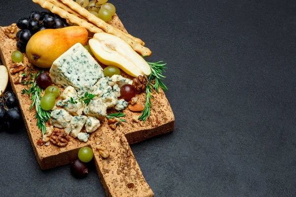 Pere și brânză pe placa de tăiere din lemn — Fotografie, imagine de stoc
