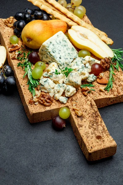 Peren en kaas op houten snijplank — Stockfoto