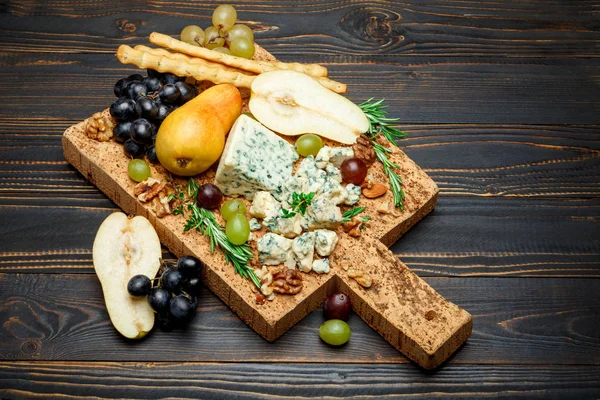 Груши и сыр на деревянной доске — стоковое фото