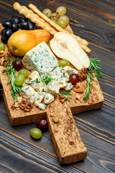 Груши и сыр на деревянной доске — стоковое фото