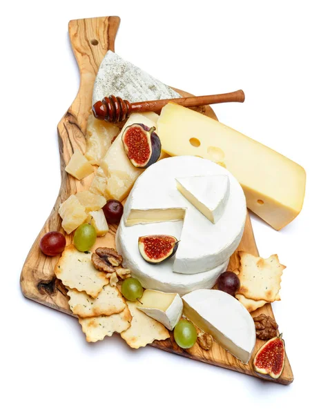 Queijo Brie em uma tábua de madeira com figos frescos e uvas — Fotografia de Stock