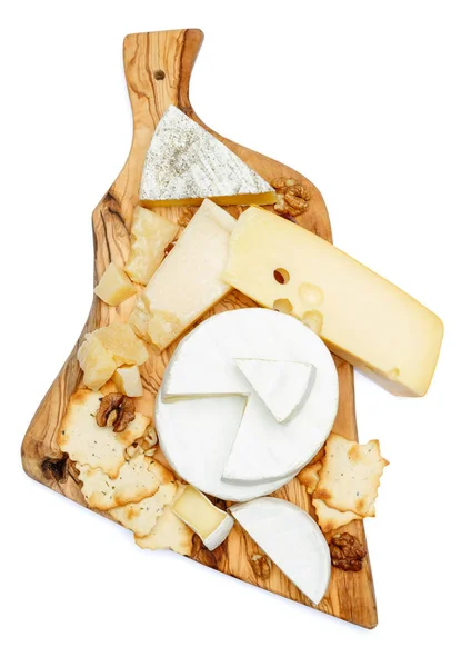 Сыр Бри на деревянной доске с орехами и хлебом — стоковое фото