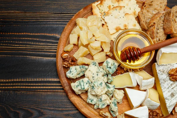 Brie formaggio su una tavola di legno con pane e miele dolce — Foto Stock