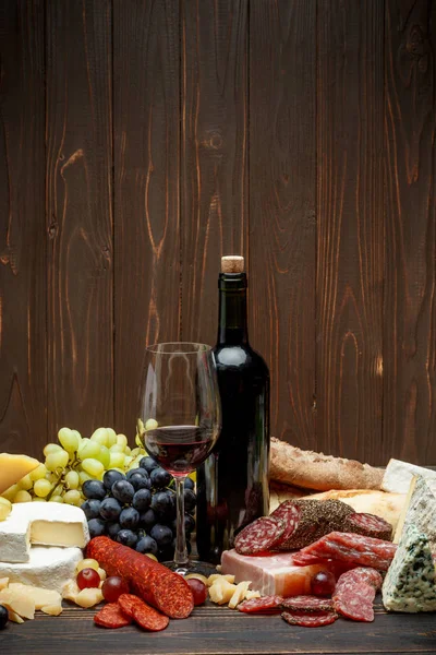 Traditional italian products with salami sausage, prosciutto, cheese and wine — Stock Photo, Image