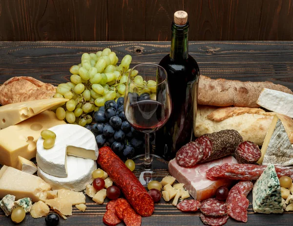 Productos italianos tradicionales con salchichas, jamón, queso y vino — Foto de Stock