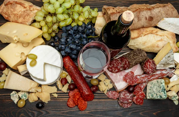 Prodotti tipici italiani con salsiccia, prosciutto, formaggio e vino — Foto Stock