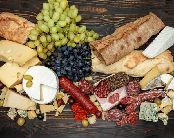 Produtos tradicionais italianos com salame, queijo, pão e frutas — Fotografia de Stock