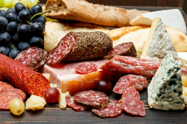 Традиционные итальянские продукты с салями, сыром, хлебом и фруктами — стоковое фото