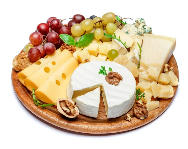 Différents types de fromage sur planche à découper en bois — Photo