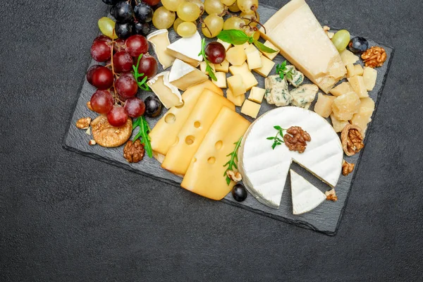 Vários tipos de queijo na placa de serviço de pedra — Fotografia de Stock