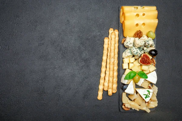 石のボード上にチーズの様々 な種類 — ストック写真