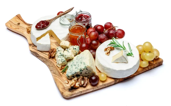Vários tipos de queijo e geléia na placa de corte de madeira — Fotografia de Stock