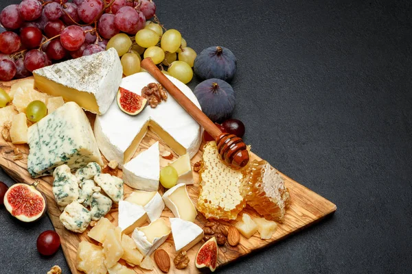 Camembert kaas met honing, vijgen, walnoten op houten bord — Stockfoto