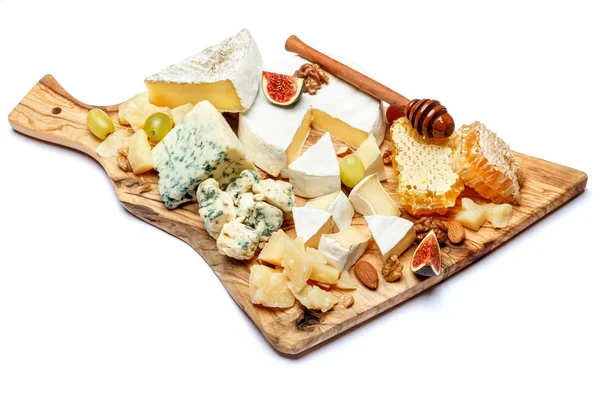 Camembert kaas met honing, vijgen, walnoten op houten bord — Stockfoto