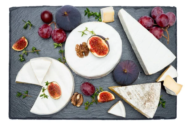 Queijo Camembert e corte uma fatia em tábua de pedra — Fotografia de Stock